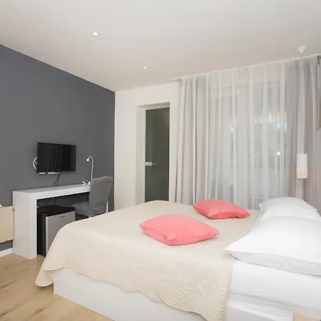 Pansion Zlatna Ribica 3* ברודאריצה