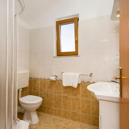 Pansion Zlatna Ribica 3* ברודאריצה