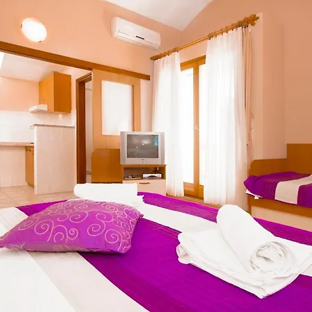 Pansion Zlatna Ribica בית הארחה 3*